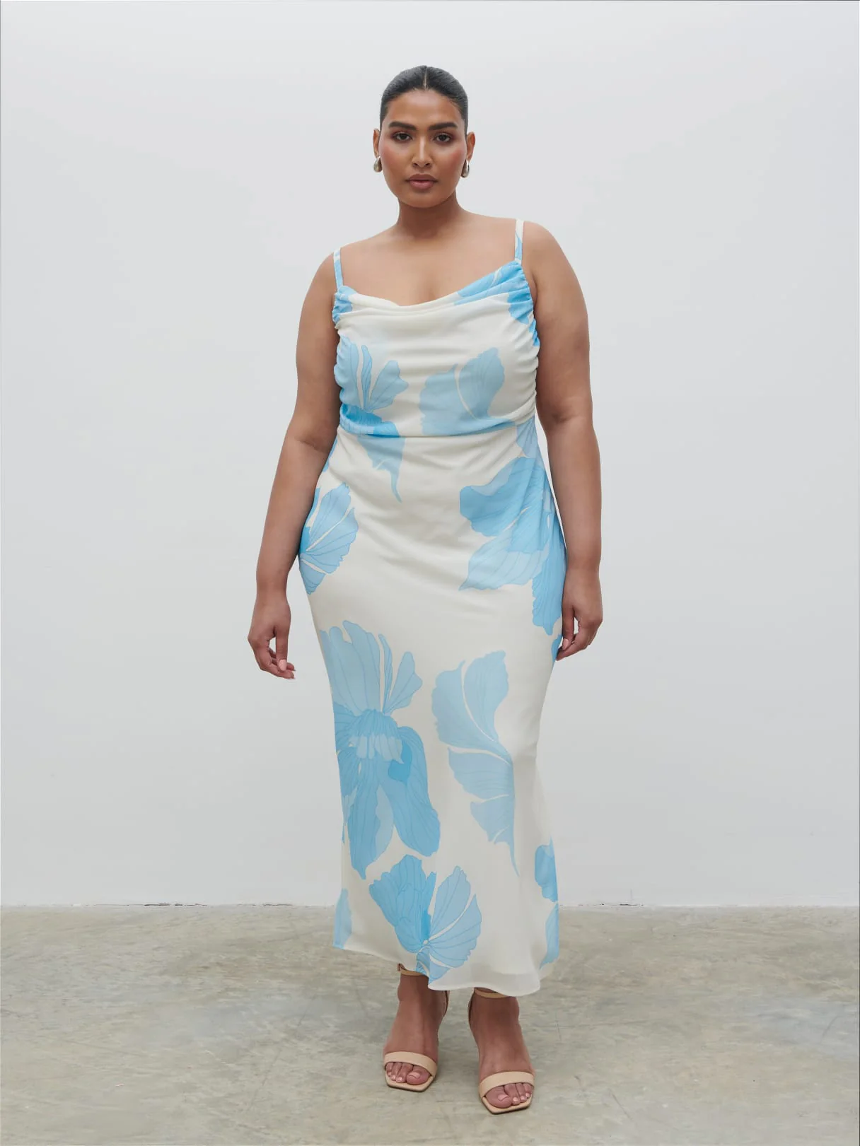 Keisha Ruched Midaxi Dress Curve - Blue and Cream Floral - Image 2