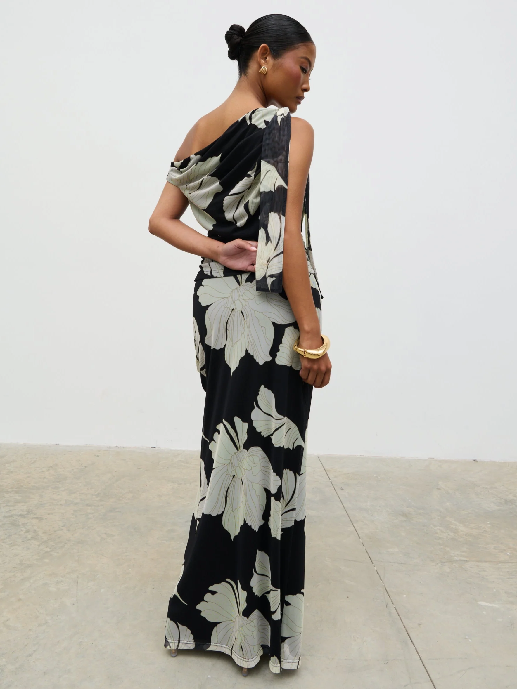 Shea Off Shoulder Jersey Tie Top - Monochrome Floral - Image 2